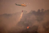Un hélicoptère largue de l'eau sur un incendie de forêt dans la Sierra de Mijas proche de Malaga en Andalousie, le 15 juillet 2022