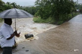 La route du Littoral basculée, l'Ouest touché par les inondations