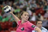 La handballeuse suédoise de Brest, Isabelle Gullden, tire au but lors la demi-finale de la Ligue des champions contre les Hongroises de Gyor, triples tenantes du titre, le 29 mai 2021 à Budapest