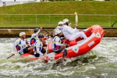 Spectacle de rafting pour le passage de la flamme olympique 