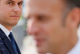 Le Premier ministre français Gabriel Attal (g) regarde le président français Emmanuel Macron lors d'une cérémonie pour commémorer le 84e anniversaire de l'Appel du 18 Juin du général De Gaulle, au mémorial du Mont-Valérien à Suresnes, en banlieue parisienne, le 18 juin 2024