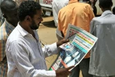 Un homme lit le journal le 20 août 2019 à Khartoum, au lendemain de l'ouverture du procès de l'ancien président soudanais Omar el-Béchir