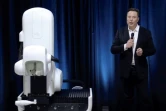 Elon Musk à côté d'un prototype du robot chirurgien conçu par Neuralink lors d'une présentation en 2020