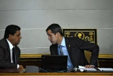 Le président de l'Assemblée nationale vénézuélienne Edgar Zambrano (à gauche) s'entretient avec Juan Guaido, le 6 mars 2019 à Caracas