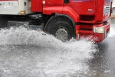La route du Littoral basculée, l'Ouest touché par les inondations