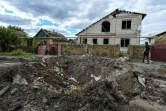 Un cratère devant une maison endommagée de la localité ukrainienne de Siversk, dans la région de Donetsk, prise entre les tirs des forces de Kiev et celles de Moscou, le 7 septembre 2022.