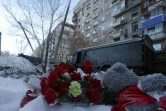 Des fleurs ont été déposées aux abords de l'immeuble touché  par une explosion au gaz à Magnitogorsk, en Russie, en hommage aux victimes, le 1er janvier 2019