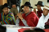Le président de la Conaie Leonidas Iza (C) dialogue avec le représentant du gouvernement, à Quito, le 27 juin 2022
