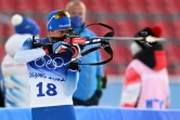 Le Français Quentin Fillon Maillet, sur le pas de tir lors du sprint (10 km) aux Jeux olympiques de Pékin, le 12 février 2022 au centre national de biathlon à Zhangjiakou