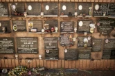 Des plaques du souvenir ornent le mur du crematorium du cimetière d'Avalon, à Soweto, le 15 novembre 2018.
