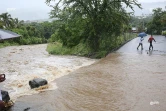 La route du Littoral basculée, l'Ouest touché par les inondations