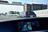 Une Lexus GS450h autonome fait une démonstration sur autoroute à Tokyo le 6 octobre 2015