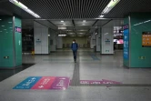 Un homme dans une station de métro de Pékin, le 10 février 2020