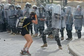 Un policier frappe un manifestant, le 8 août 2020 à Beyrouth