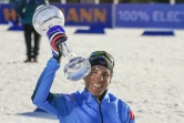 Quentin Fillon Maillet soulève le gros globe de cristal àl'issue de la mass start d'Oslo, le 20 mars 2022 