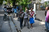 Des habitants fuient un quartier de la capitale haïtienne Port-au-Prince au milieu de violences liées aux gangs, le 24 avril 2023