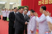 Le dirigeant nord-coréen Kim Jong Un rencontre des responsables sanitaires à Pyongyang, le 10 août 2022