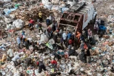 Vue aérienne de personnes 
qui fouillent les ordures dans une décharge municipale dans la périphérie de Tegucigalpa, le 24 novembre 2021