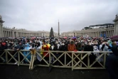 Des fidèles rassemblés place Saint-Pierre pour écouter la bénédiction Urbi et Orbi du pape François, le 25 décembre 2021 au Vatican