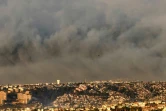 Un nuage de fumée provoqué par des feux de forêts à Vina del Mar dans la région de Valparaiso au Chili le 2 février 2024