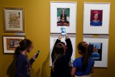 Des enfants visitant l'exposition Frida Kahlo à Poznan en Pologne prennent des photos de plusieurs autoportraits de l'artiste, le 28 novembre 2017