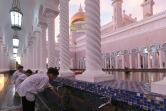 Des jeunes gens font leurs ablutions à la mosquée Sultan Omar Ali Saifuddien de Bandar Seri Begawan, la capitale du sultanat de Brunei, le 1er avril 2019.

