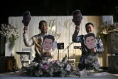 Les Chinois Song Jihan (d) et Wang Zengyi lors de leur mariage près de Pattaya, en Thaïlande, le 31 mai 2025