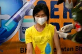 Une jeune femme se fait vacciner à Banda Aceh (Indonésie) le 18 juillet 2021