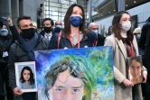 Joachim de Araujo (G), Jennifer Cleyet-Marrel (C), les parents de Maëlys, et  Colleen de Araujo (D), la soeur de Maëlys, tiennent des portraits de la jeune victime, lors du procès de Nordahl Lelandais, le 31 janvier 2022 à Grenoble