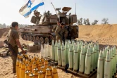 Une équipe d'artillerie israélienne prépare des obus près de la frontière avec la bande de Gaza dans le sud d'Israël, le 6 novembre 2023