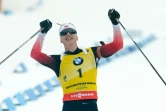 Le biathlète norvégien Johannes Boe exulte dans l'aire d'arrivée après avoir remporté la Mass Star de Nove Mesto, le 23 décembre 2018