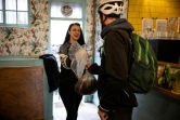 Un employé d'Upcircle collecte du marc de café après d'un coffee shop pour en faire des cosmétiques, le 10 février 2022 à Londres