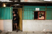 Une femme quitte une boutique de Luanda en Angola le 23 août 2022