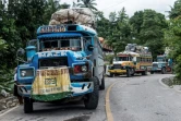 Des camions sur une route endommagée allant vers la ville de Jérémie près de l'épicentre du séisme à Haïti, le 16 août 20201