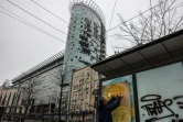 Le street-artist français Christian Guémy, alias C215 peint une de ses oeuvres sur un abribus de Kiev, le 1er avril 2022