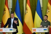 Le Premier ministre espagnol Pedro Sanchez (G) et le président ukrainien Volodymyr Zelensky lors d'une conférence de presse conjointre, le1er juillet 2023 à Kiev
