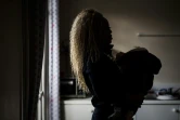 Une femme avec son enfant dans les locaux de l'association Sol en Si, le 28 novembre 2017 à Bobigny