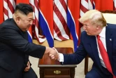 le dirigeant nord-coréen Kim Jong Un (g) et le président américain Donald Trump lors de leur rencontre sur la partie sud de la Zone démilitarisée de Panmunjon, le 30 juin 2019