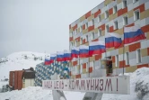 Une inscription en lettres cyrilliques rouges "Notre objectif: le communisme!" devant un immeuble de Barentsburg, le 7 mai 2022 dans l'archipel de Svalbard, dans le nord de la Norvège