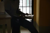 Un prisonnier dans la bibliothèque de l'Unité pour détenus violents de la prison de Fleury-Mérogis, le 21 juin 2023 dans l'Essonne 