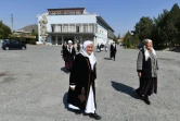 Des membres du groupe des "grands-mères joyeuses", qui tissent des tapis traditionnels kirghiz, des chyrdaks, le 2 octobre 2023 à Kadamjaï au Kirghizstan