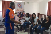 Les candidates apprennent les gestes de premiers secours 