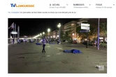 Des personnes réagissent, émues, après l\'attaque de Nice en France, le 15 juillet 2016