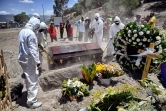 Enterrement d'une personne morte du Covid-19 au cimetière municipal de  Valle de Chalco, banlieue de Mexico, le 4 juin 2020