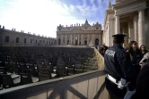 Un policier patrouille place Saint-Pierre avant l'ouverture du Jubilé de la Miséricorde le 7 décembre 2015 au Vatican