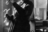 Photo datant de 1925 du Professeur Marie Curie en train de travailler dans le laboratoire de l'université à Paris