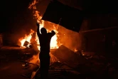 Des manifestants pillent et incendient des biens appartenant à la tribu Kikuyu le 11 août 2017 dans le bidonville de Kibera à Nairobi, après l'annonce de la réelection du président Uhuru Kenyatta.