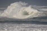 houle en bord de mer avec de grosses vagues