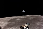 Le module lunaire en train de remonter vers le module de commande en orbite de la Lune le 21 juillet 1969, avec un lever de Terre en arrière-plan
