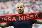 Le milieu de Nice, le Néerlandais Wesley Sneijder, exhibe une écharpe aux couleurs de son nouveau club avant le match contre Troyes à l'Allianz Riviera, le 11 août 2017